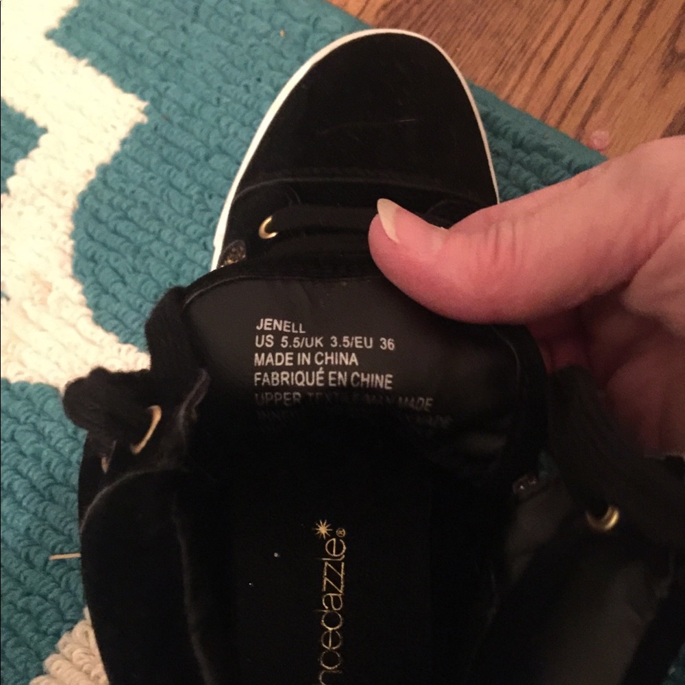 Tennis shoes